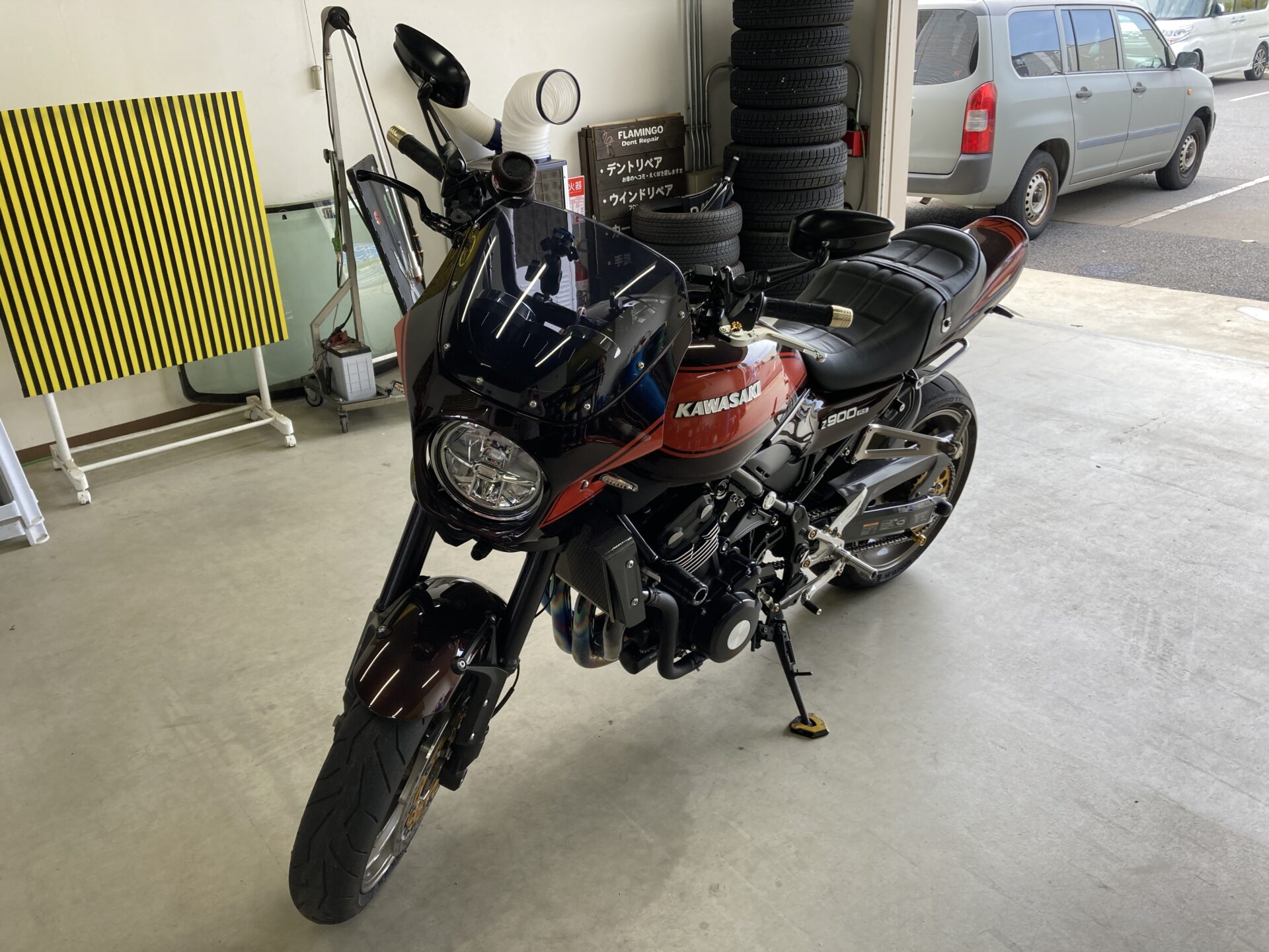 カワサキZ900RSのバイクタンクのヘコミをデントリペアで修理