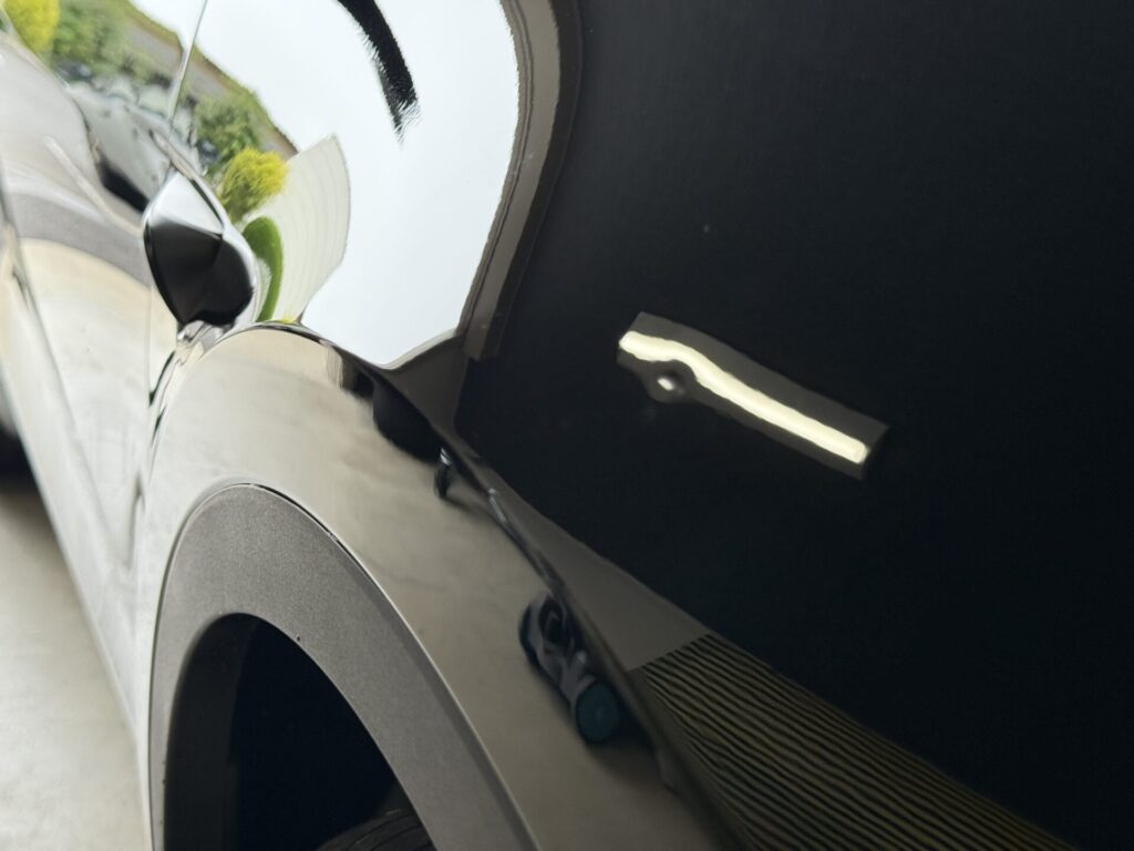 テスラモデルＹのフロントへんだーのヘコミをデントリペアで修理