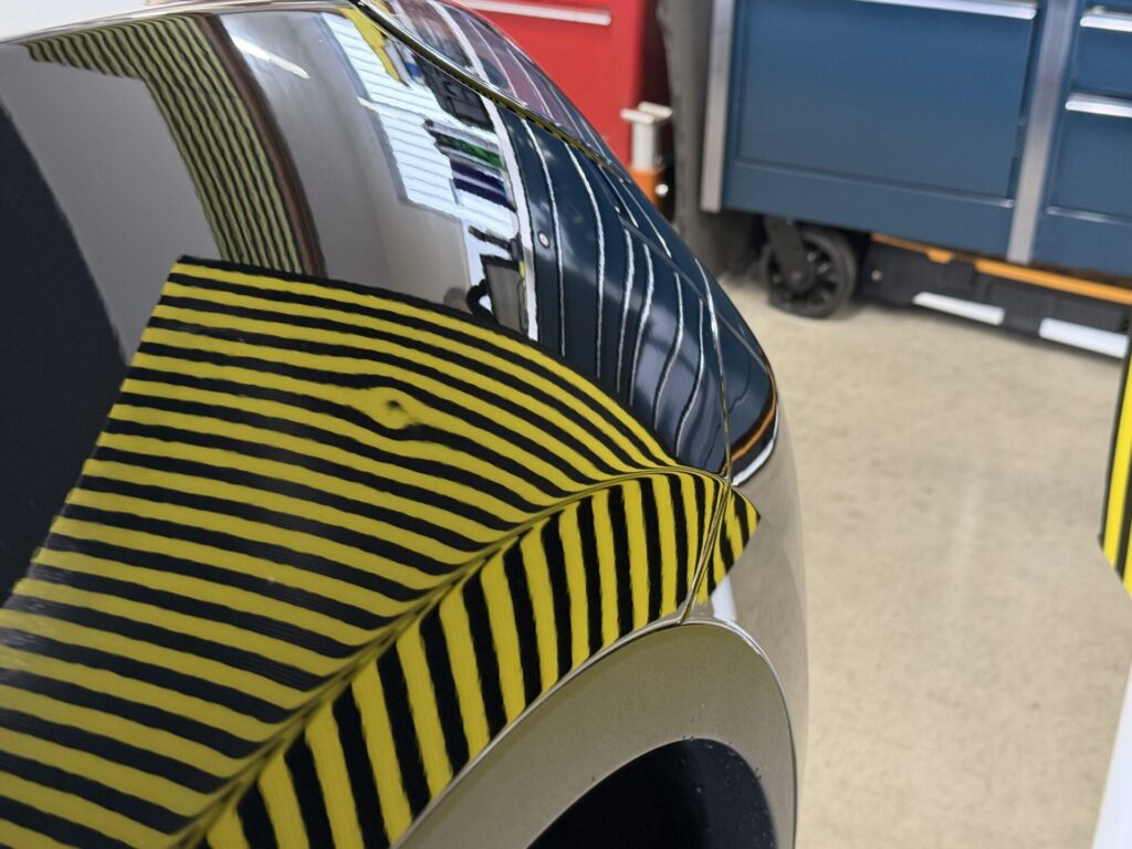 テスラモデルＹのフロントへんだーのヘコミをデントリペアで修理