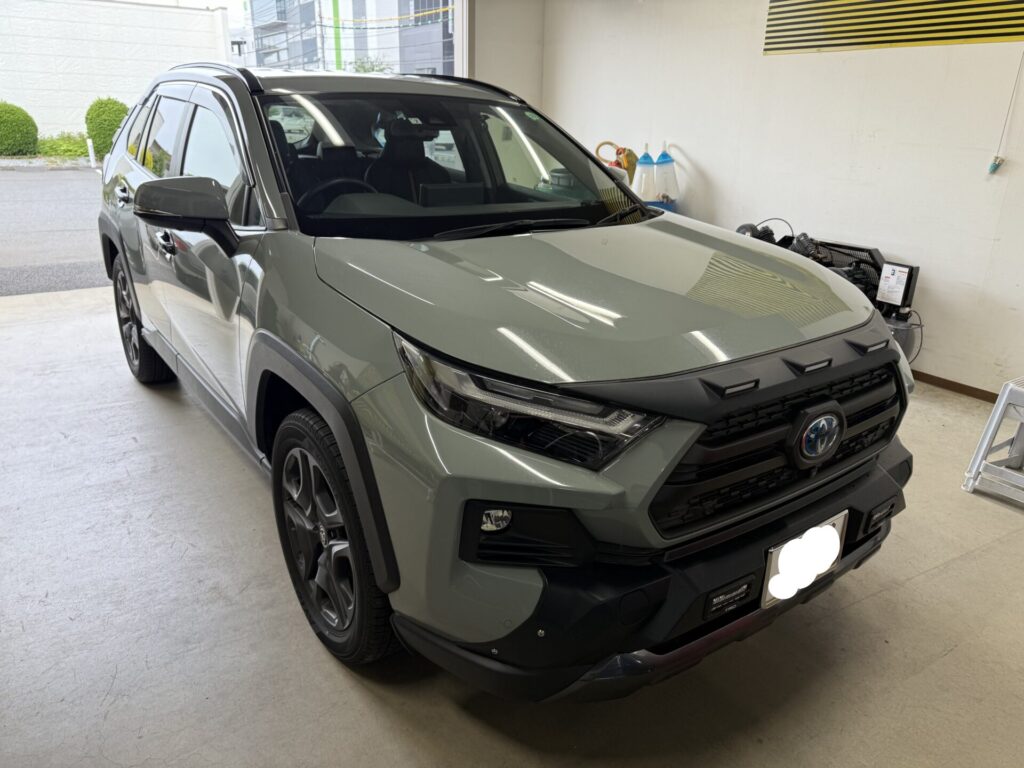 トヨタRAV4ドアパンチによるリヤドアのヘコミをデントリペアで修理