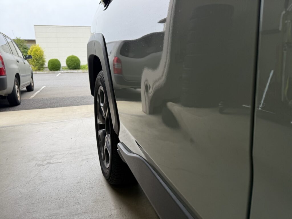トヨタRAV4ドアパンチによるリヤドアのヘコミをデントリペアで修理