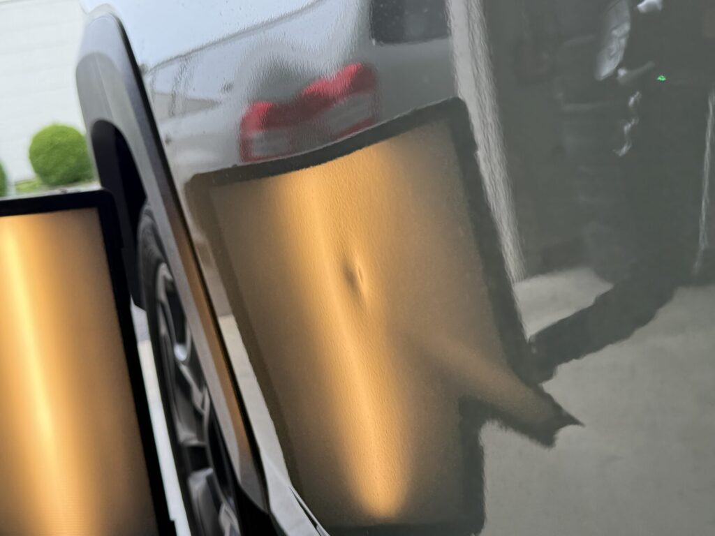 トヨタRAV4ドアパンチによるリヤドアのヘコミをデントリペアで修理