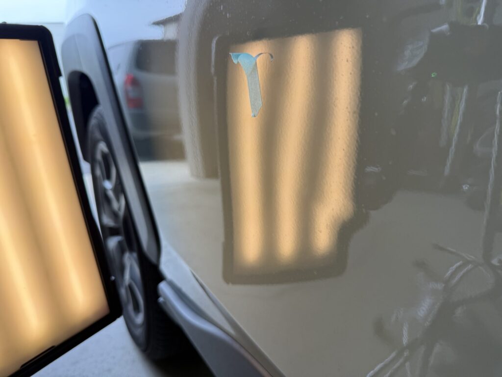 トヨタRAV4ドアパンチによるリヤドアのヘコミをデントリペアで修理
