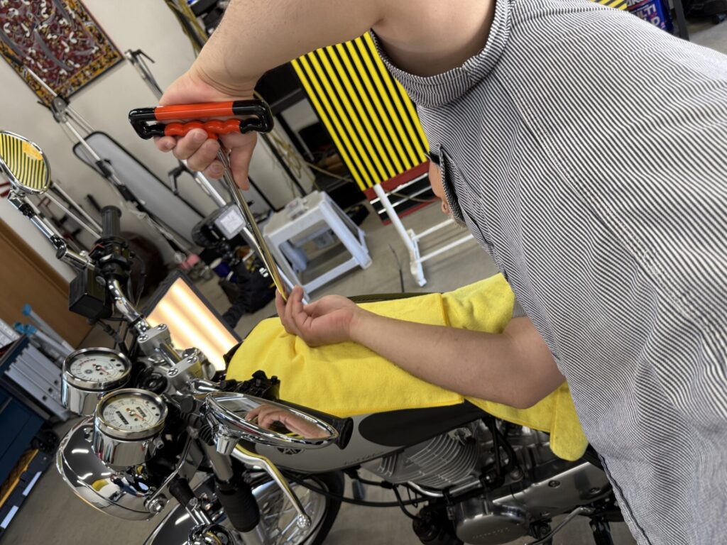 ヤマハSRバイクタンクのヘコミをデントリペア