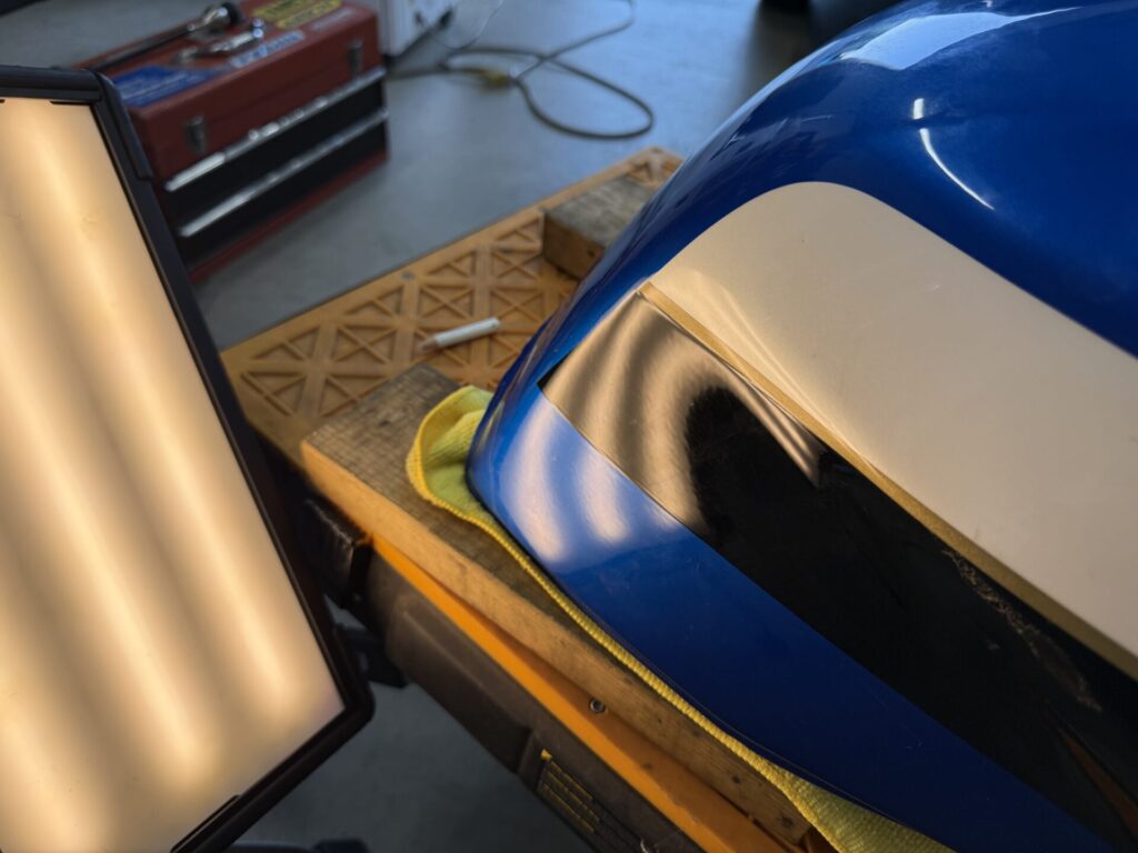 カワサキZRX400バイクタンクのデントリペア