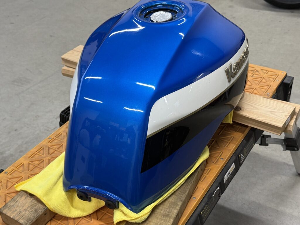 カワサキZRX400バイクタンクのデントリペア