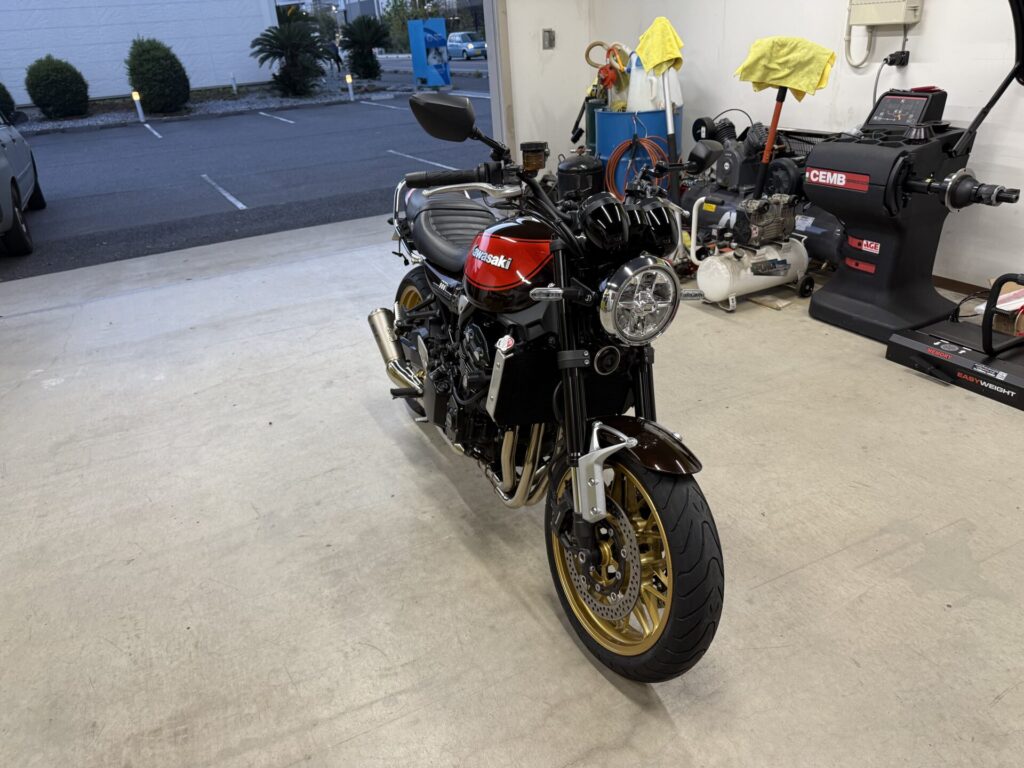 Z900RSバイクタンクのヘコミをデントリペアで修理