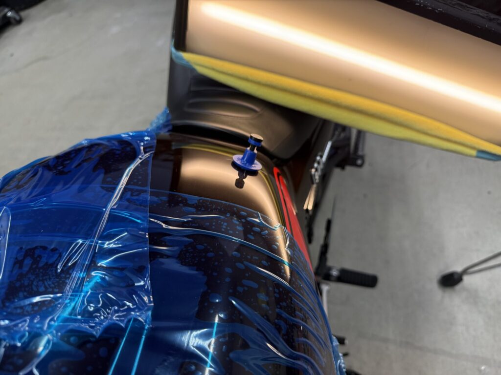 Z900RSバイクタンクのヘコミをデントリペアで修理