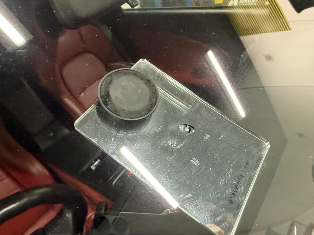 S2000のフロントガラスの飛び石ヒビをウインドリペア