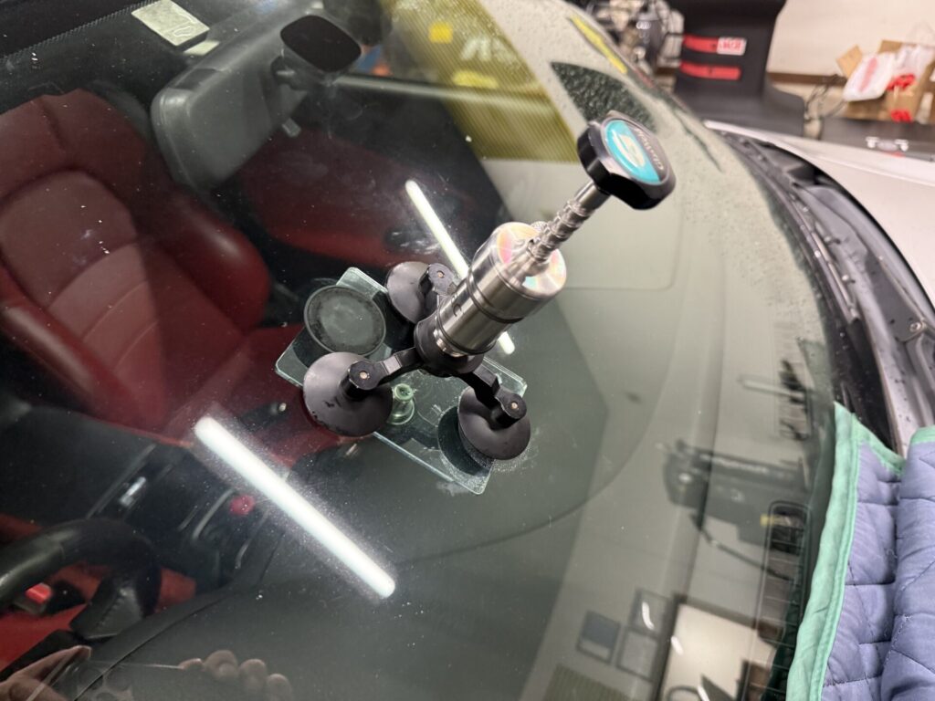 S2000のフロントガラスの飛び石ヒビをウインドリペア