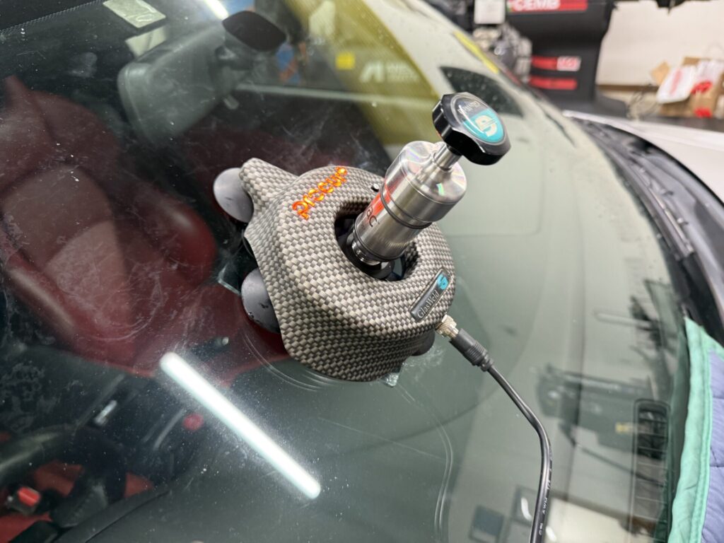 S2000のフロントガラスの飛び石ヒビをウインドリペア