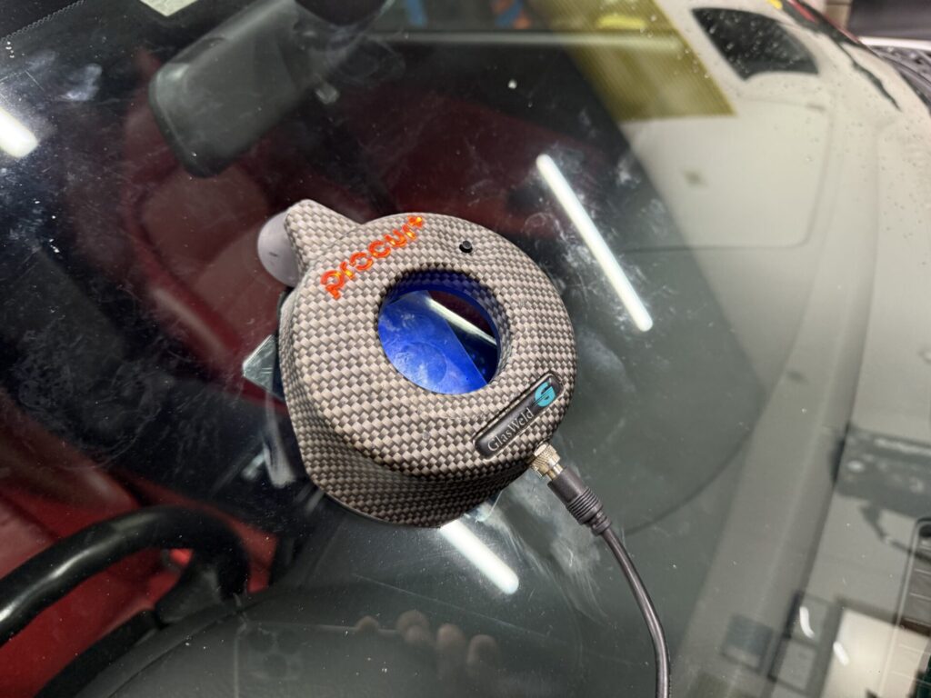 S2000のフロントガラスの飛び石ヒビをウインドリペア