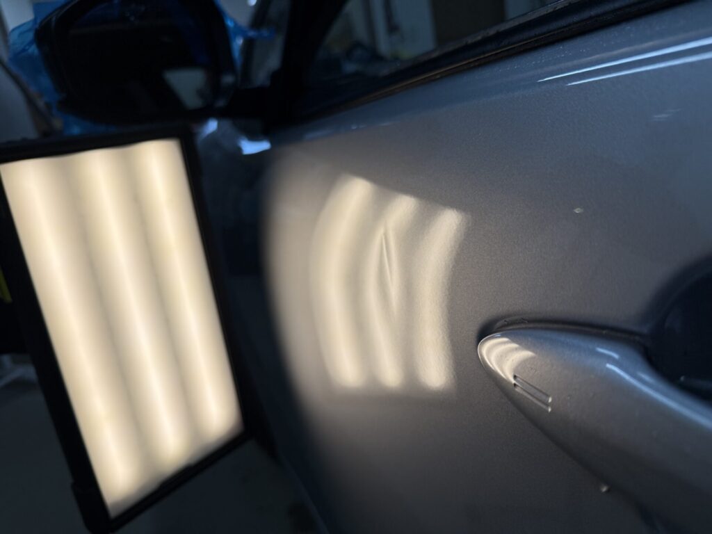 プリウスのドアパンチのヘコミをデントリぺで修理