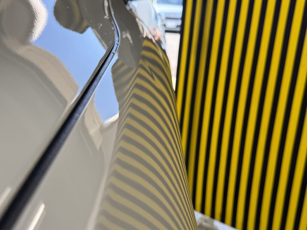 BMW4シリーズフロントフェンダーのヘコミをデントリペア