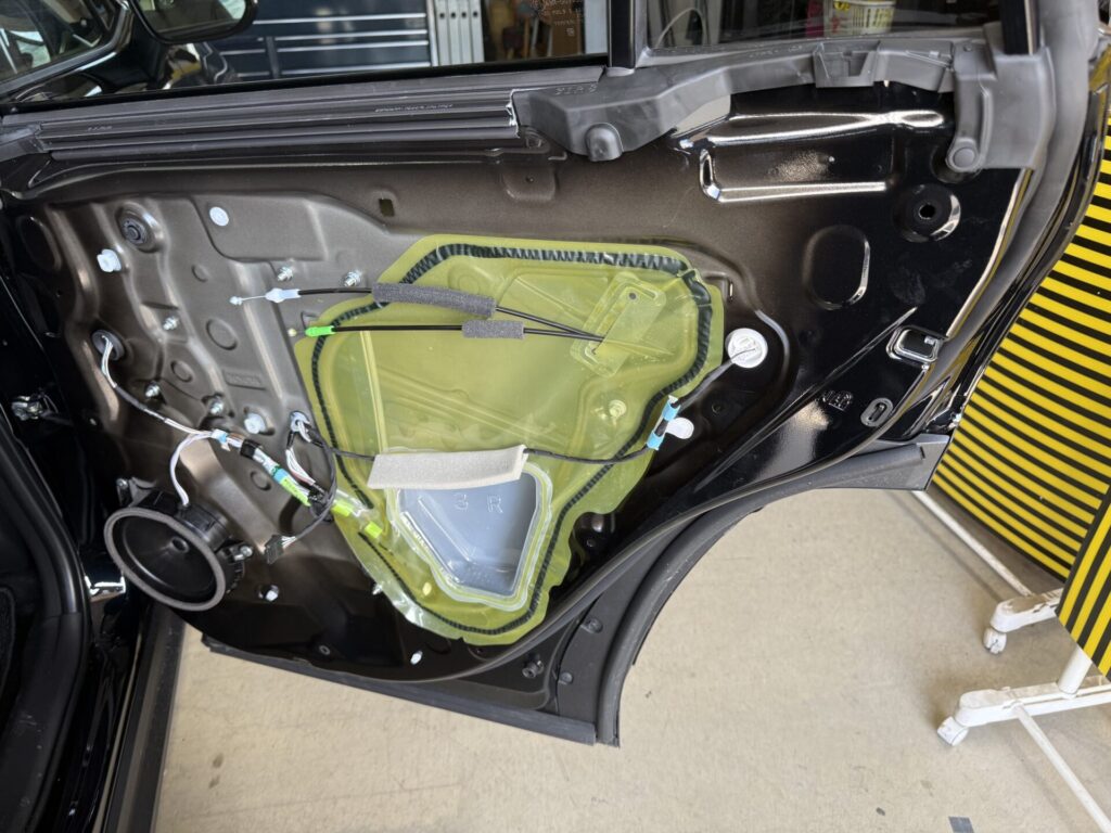 トヨタRAV4リヤドアのヘコミをデントリペア