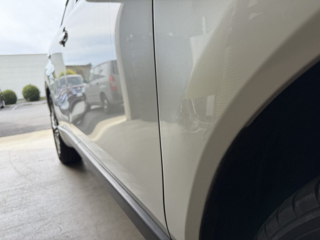 ハリアーのフロントフェンダーのヘコミをデントリペアで修理