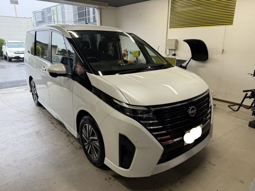 日産セレナ助手席ドアのヘコミをデントリペア