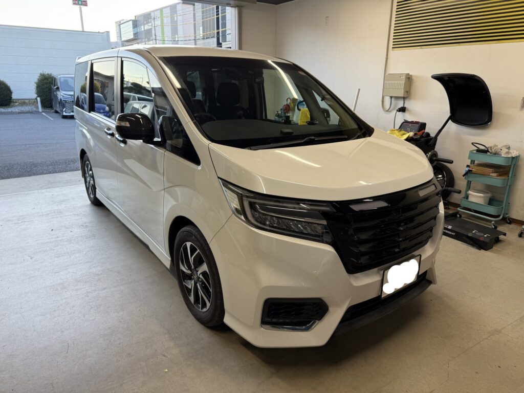 ステップワゴンのフロントガラスの飛び石ヒビをウインドリペア