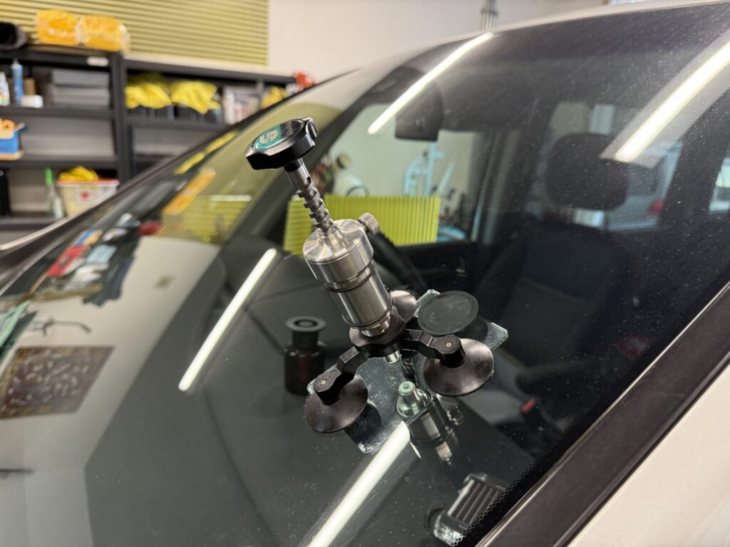 ステップワゴンのフロントガラスの飛び石ヒビをウインドリペア