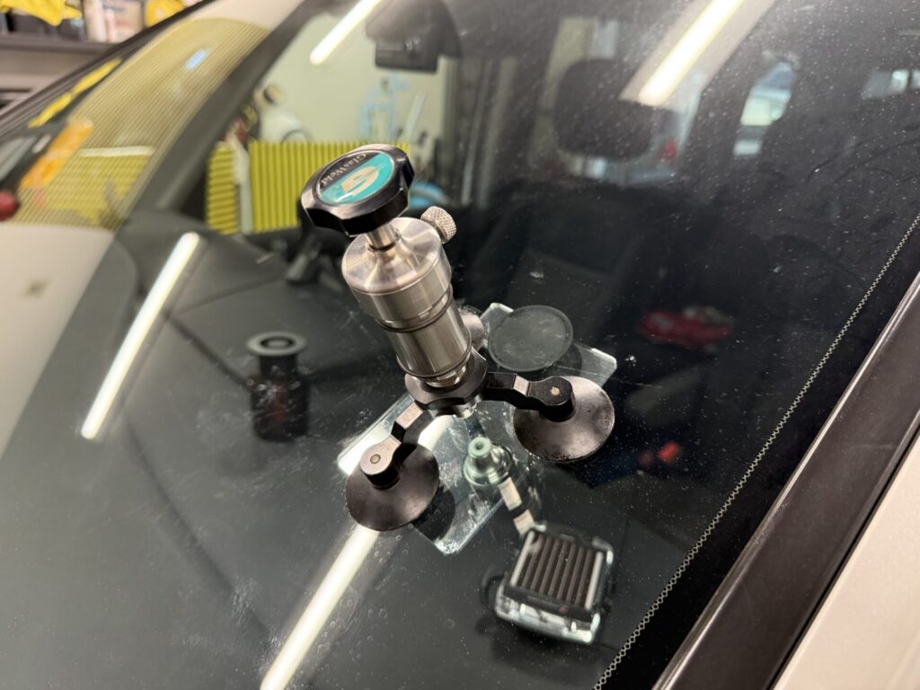 ステップワゴンのフロントガラスの飛び石ヒビをウインドリペア