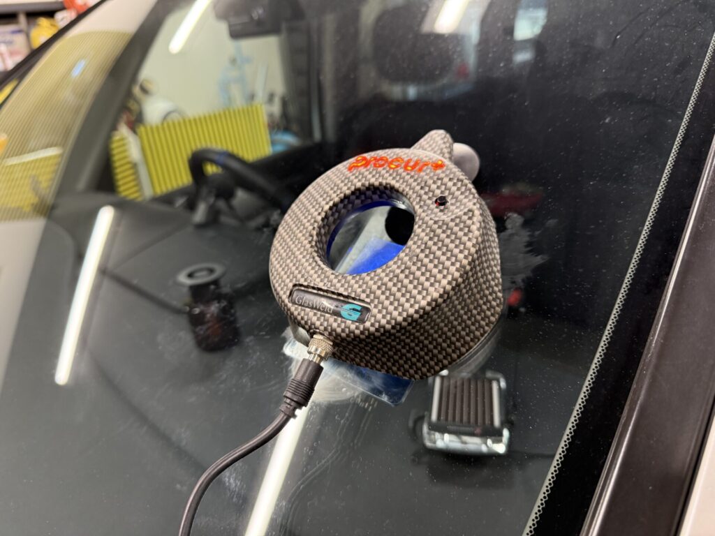 ステップワゴンのフロントガラスの飛び石ヒビをウインドリペア