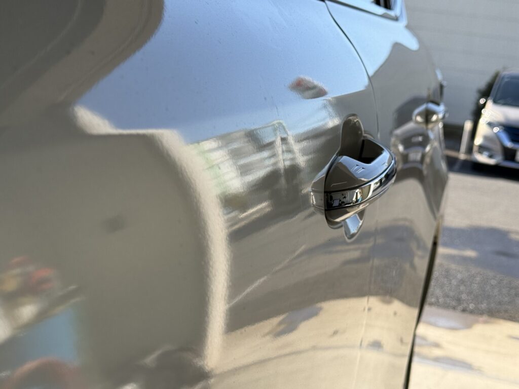 ハリアーの助手席ドアのヘコミをデントリペア