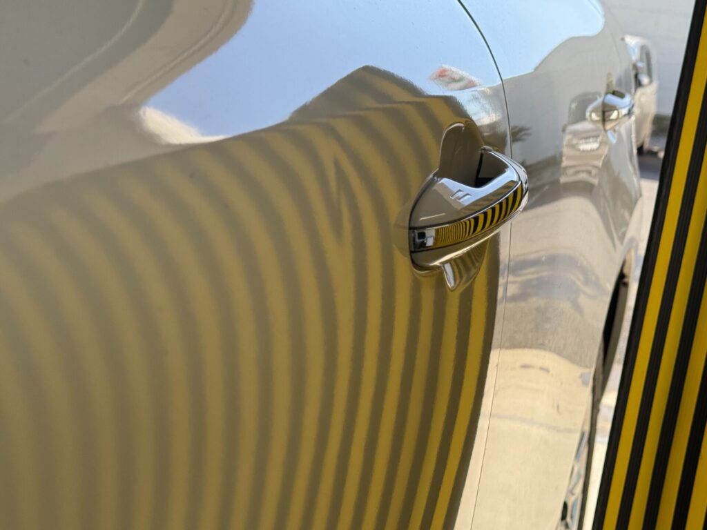 ハリアーの助手席ドアのヘコミをデントリペア