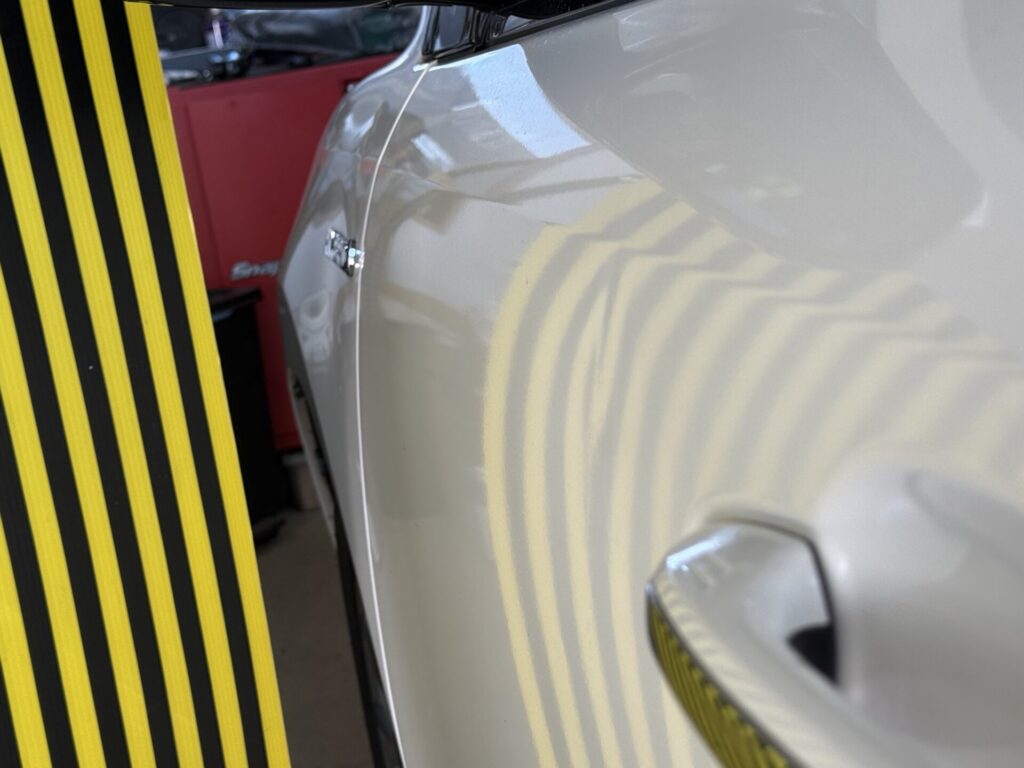ハリアーの助手席ドアのヘコミをデントリペア