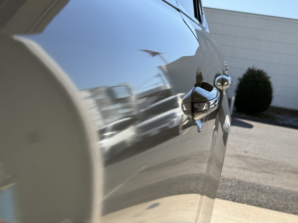 ハリアーの助手席ドアのヘコミをデントリペア