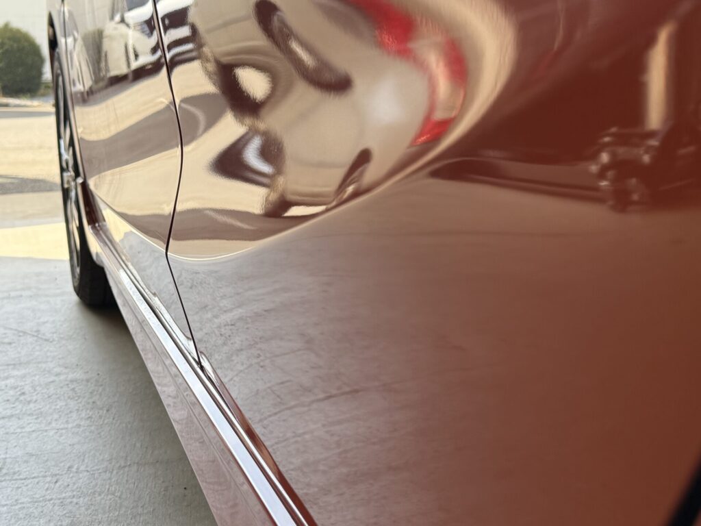 フィットRSリヤドアのヘコミをデントリペア