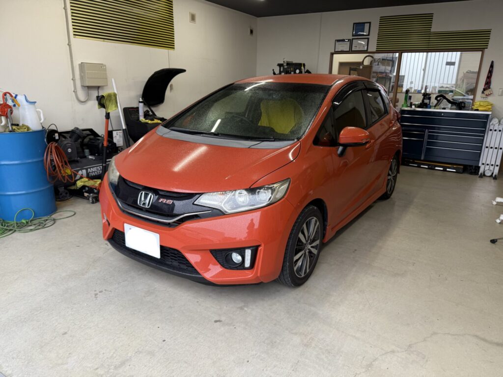 フィットRSリヤドアのヘコミをデントリペア