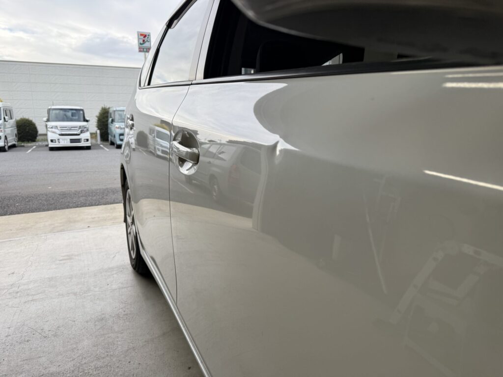 プリウスのドアパンチのヘコミをデントリペア