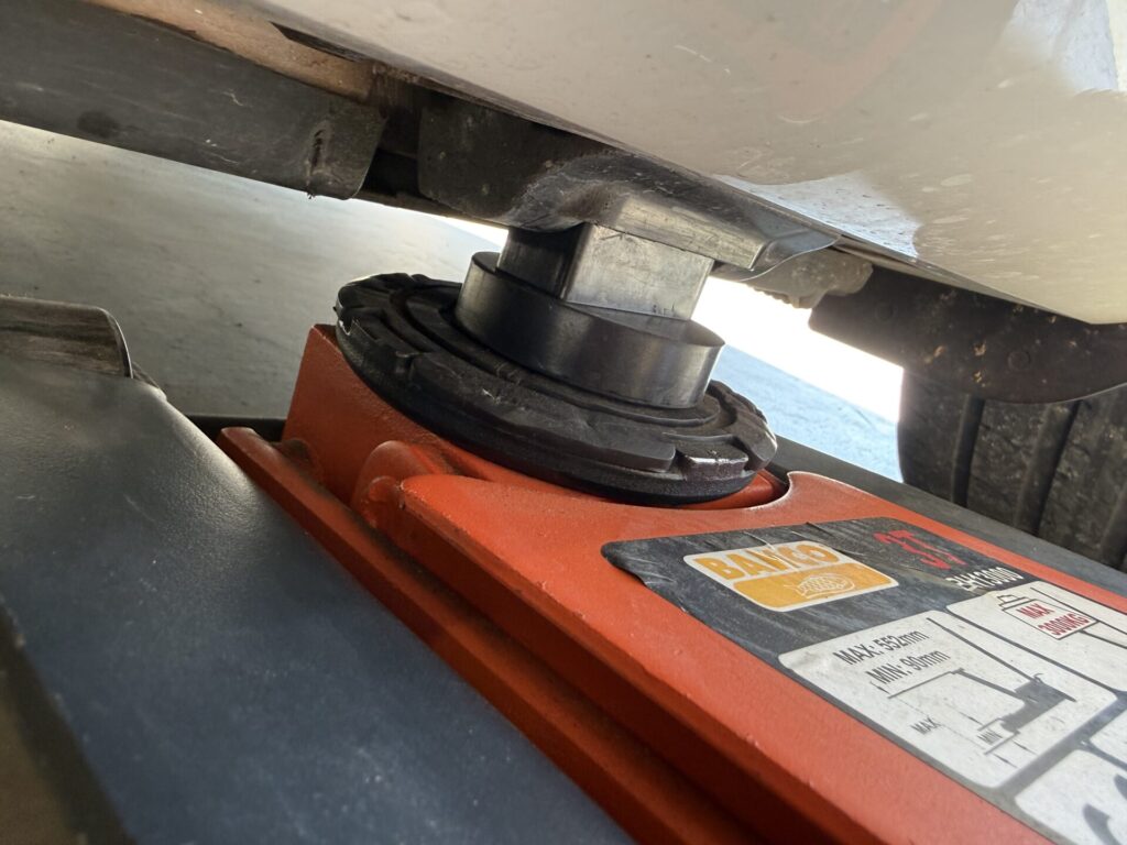 メルセデスベンツSLC180の持込タイヤ交換