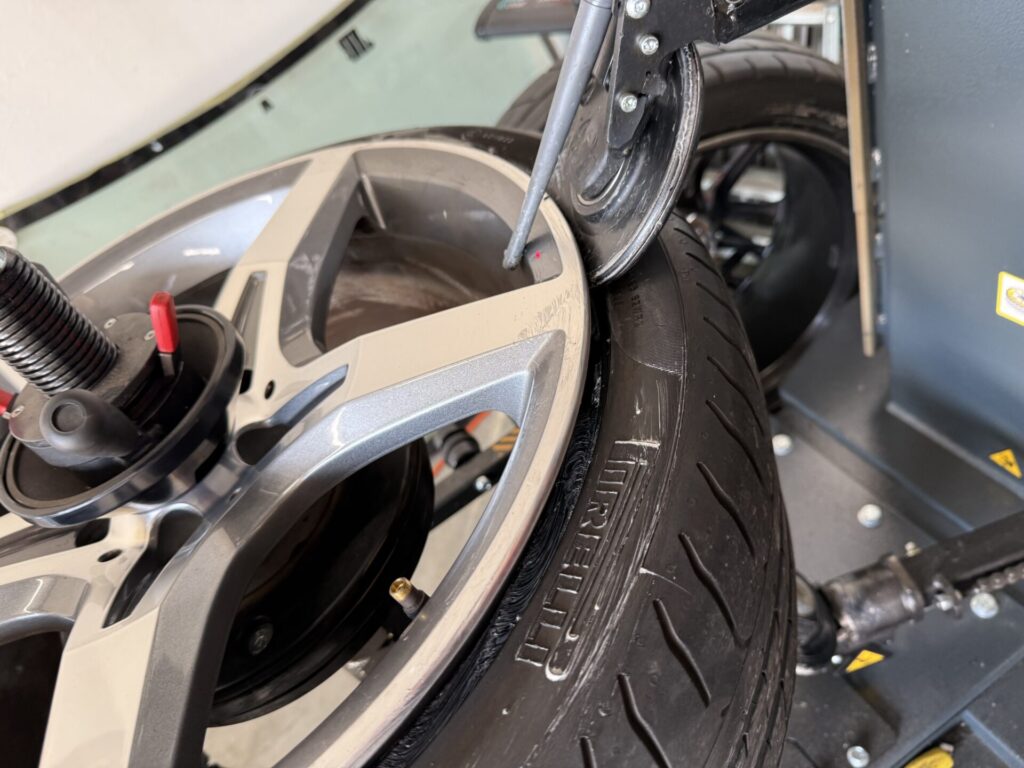 メルセデスベンツSLC180の持込タイヤ交換