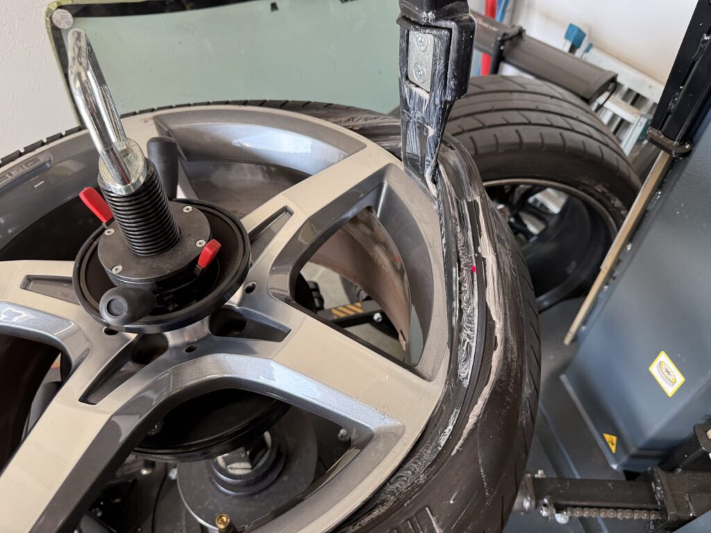 メルセデスベンツSLC180の持込タイヤ交換