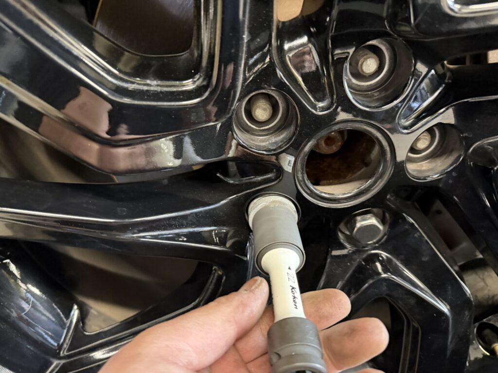 ランドローバーディスカバリーの持込タイヤ交換275/45R21