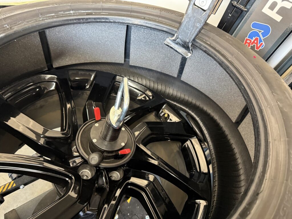 ランドローバーディスカバリーの持込タイヤ交換275/45R21