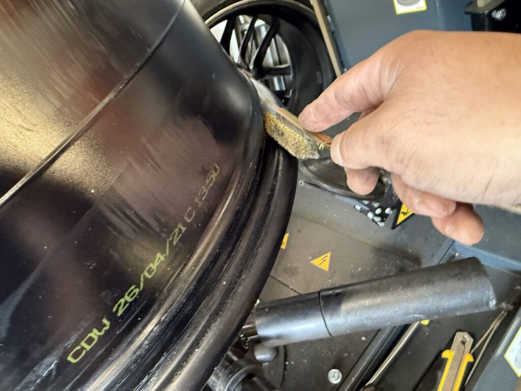 ランドローバーディスカバリーの持込タイヤ交換275/45R21