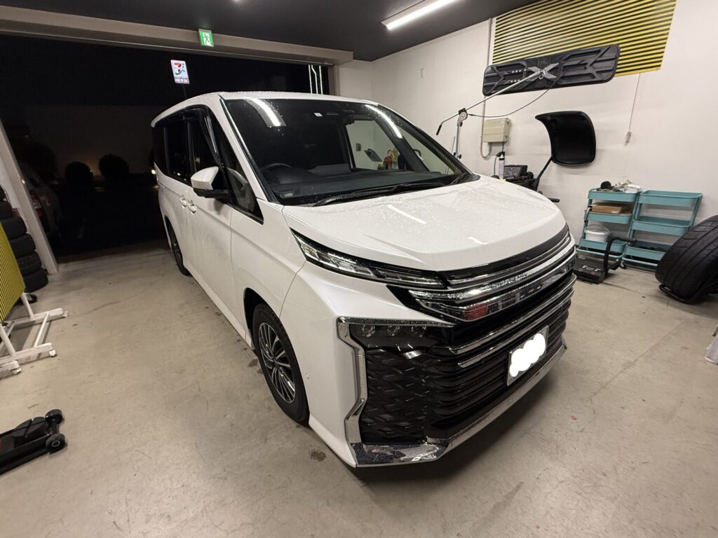 ヴォクシーのフロントガラスの飛び石ヒビをウインドリペア