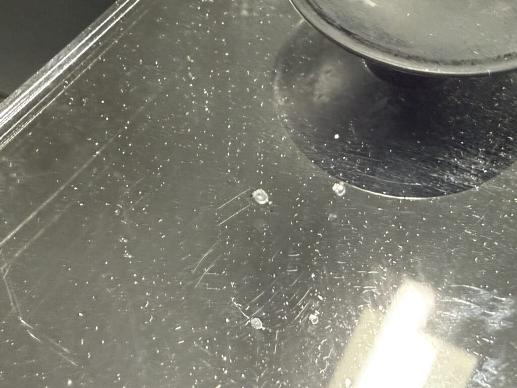 ヴォクシーのフロントガラスの飛び石ヒビをウインドリペア