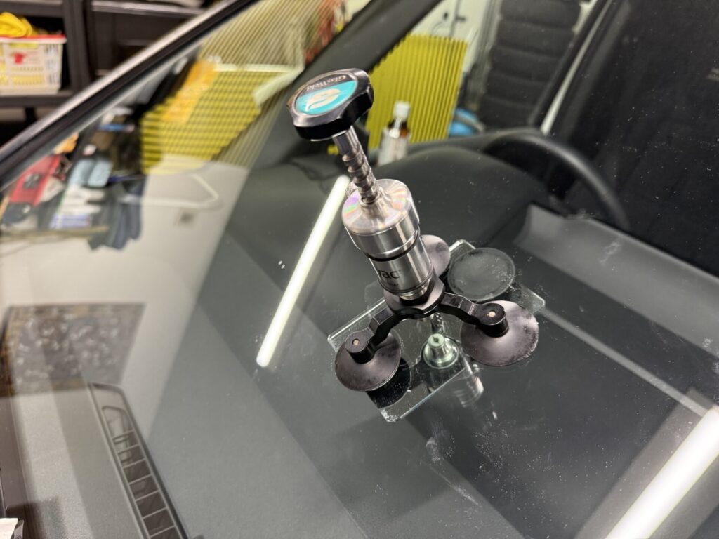 ヴォクシーのフロントガラスの飛び石ヒビをウインドリペア