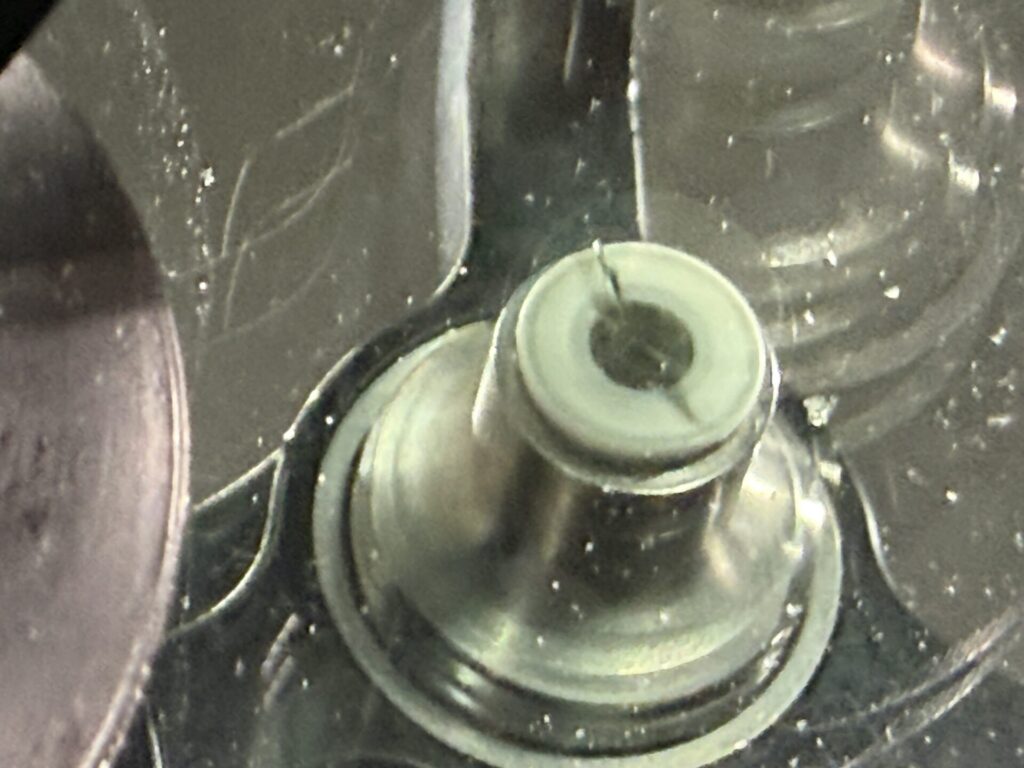 ヴォクシーのフロントガラスの飛び石ヒビをウインドリペア