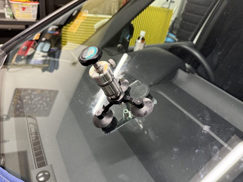 ヴォクシーのフロントガラスの飛び石ヒビをウインドリペア