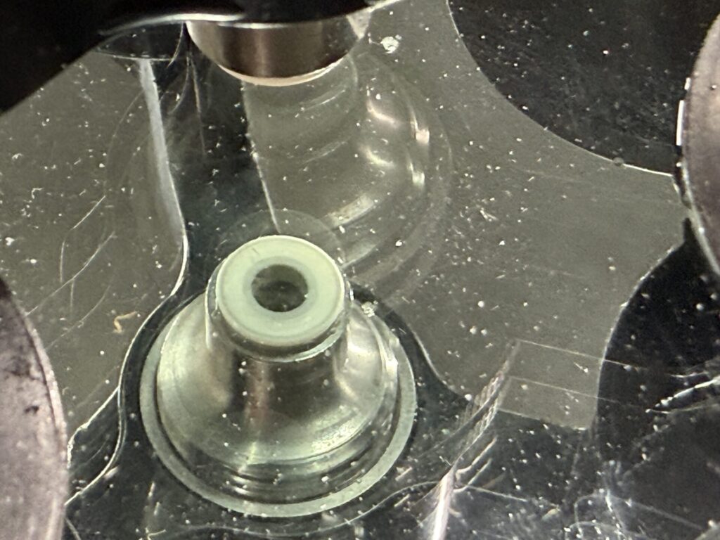 ヴォクシーのフロントガラスの飛び石ヒビをウインドリペア