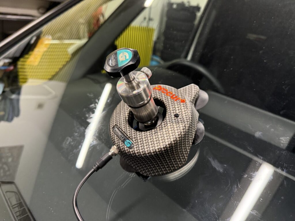 ヴォクシーのフロントガラスの飛び石ヒビをウインドリペア