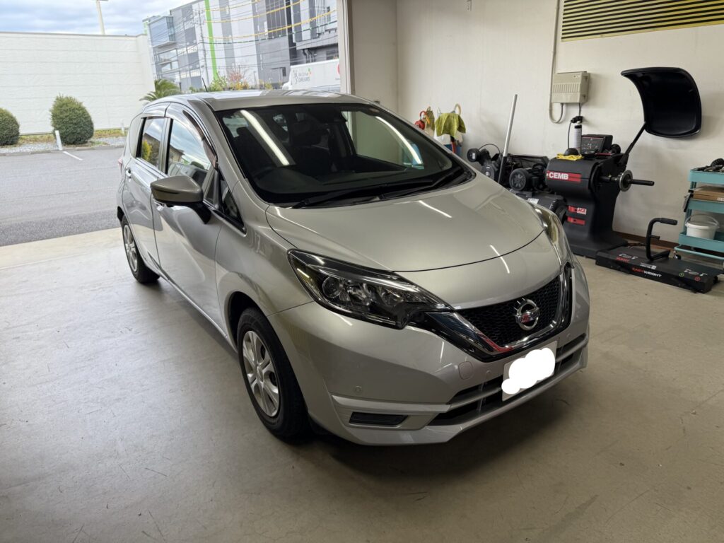 日産ノートのルーフサイドのヘコミをデントリペア