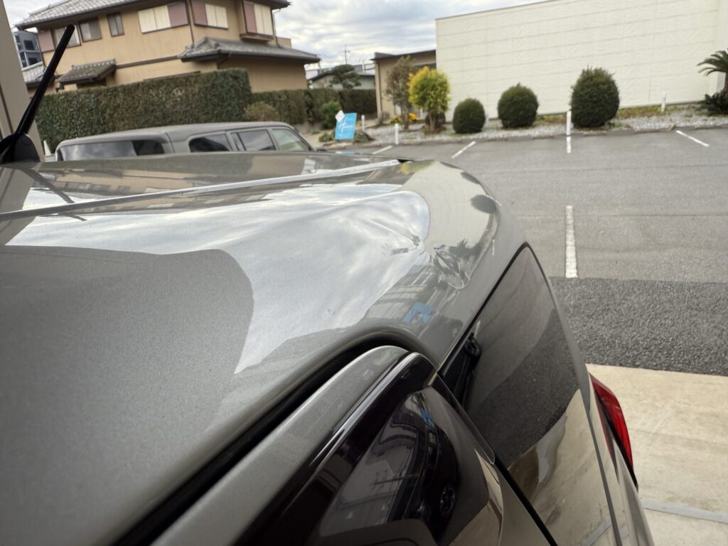 日産ノートのルーフサイドのヘコミをデントリペア