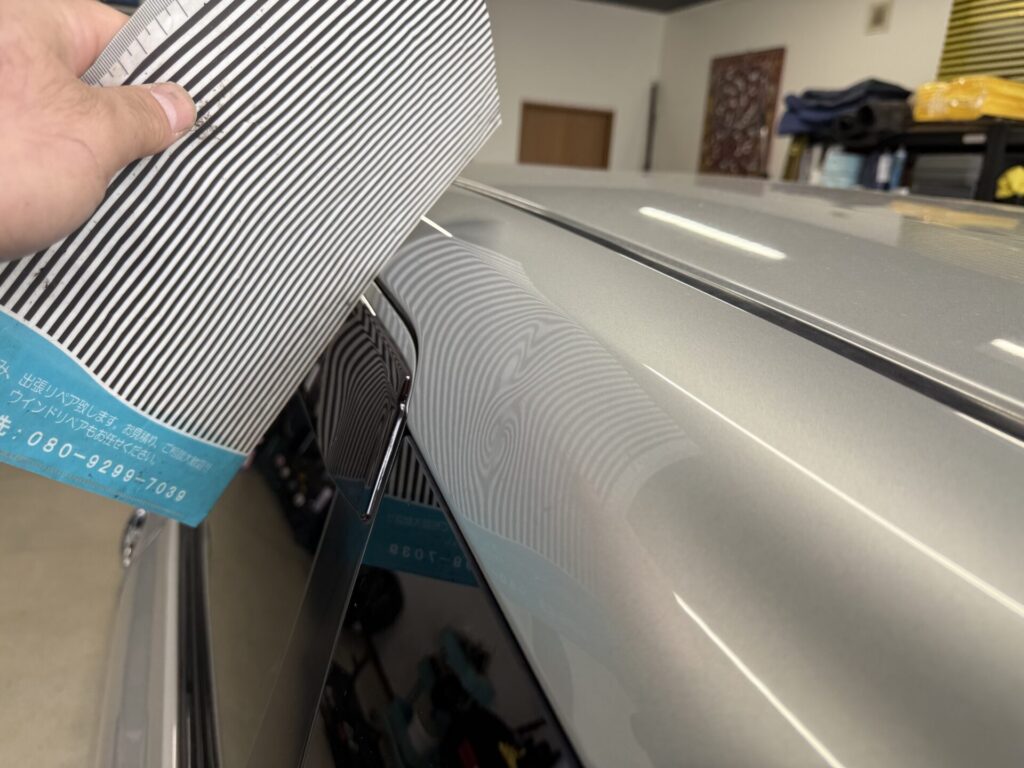 日産ノートのルーフサイドのヘコミをデントリペア