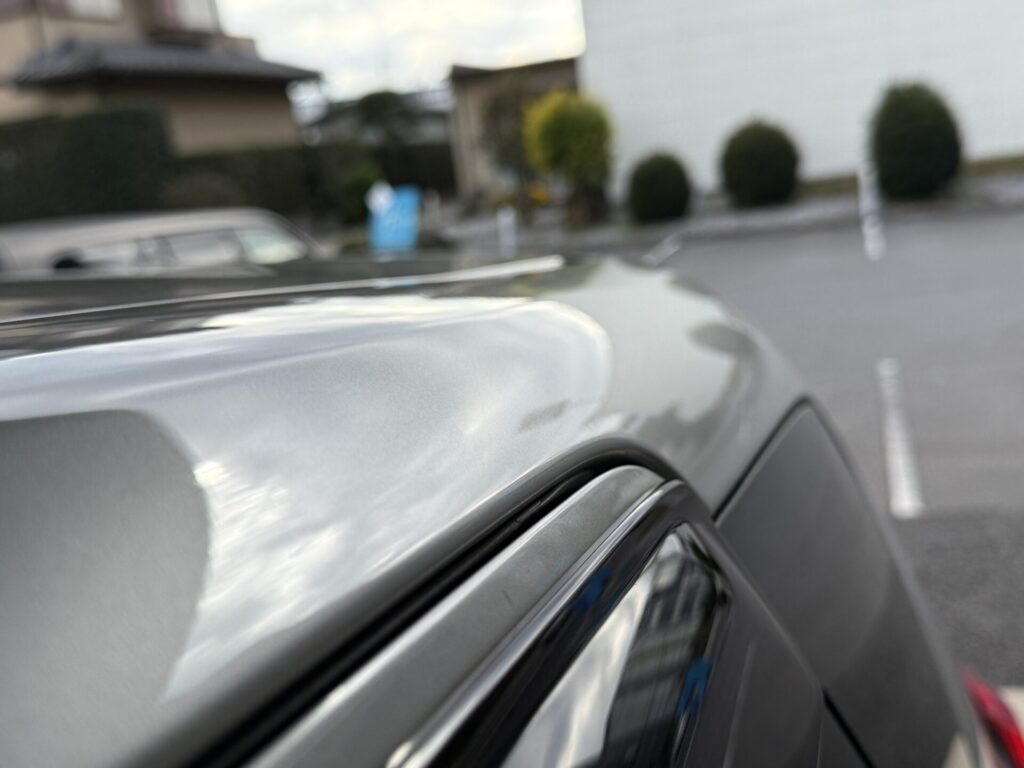 日産ノートのルーフサイドのヘコミをデントリペア