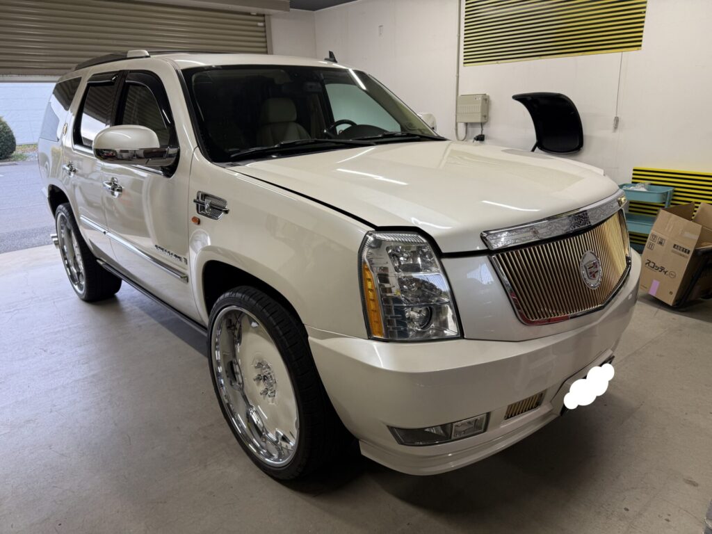 キャデラックエスカレードのボンネットのヘコミをデントリペア